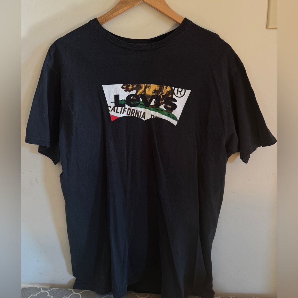 Levi’s Tee 🖤